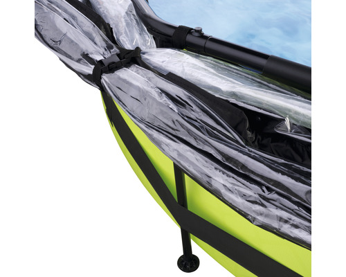 Detaljvy av en barnvagn med regnskydd