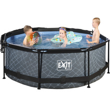 Ovanmarkspool med barn i vattnet och Exit Toys-logotyp