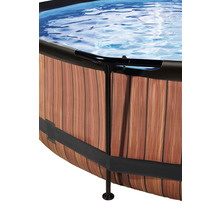 Detalj av en pool med träpanel och stålram