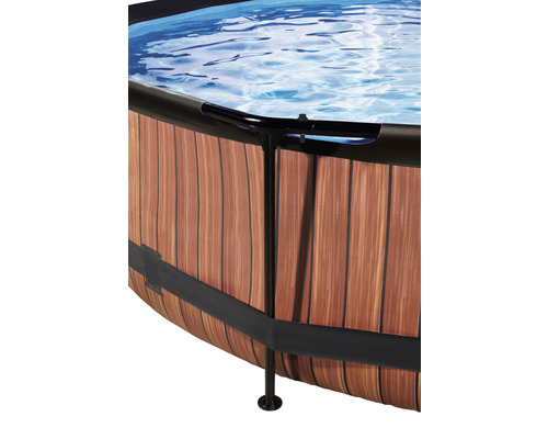 Detalj av en pool med träpanel och stålram