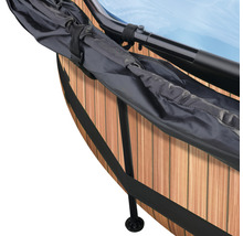 Detaljvy av en bubbelpool med lock och ram