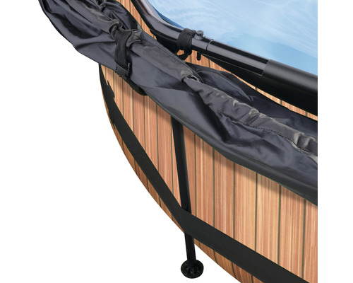 Detaljvy av en bubbelpool med lock och ram