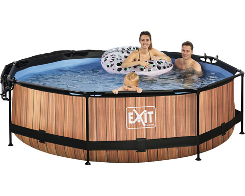Rund pool med träutseende och familj i vattnet