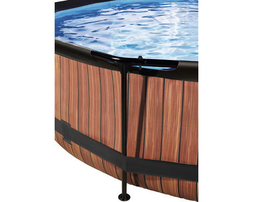 Detaljvy av en rund pool med träpanel och vatten
