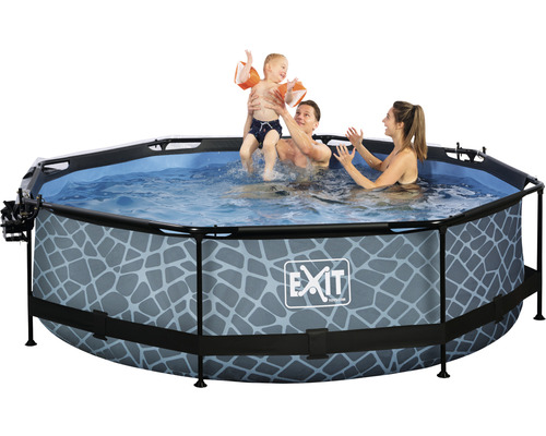 Familj i EXIT Stone pool med stege och stenmönster