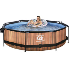 Ovanmarkspool med träpanel och mamma med barn i vattnet