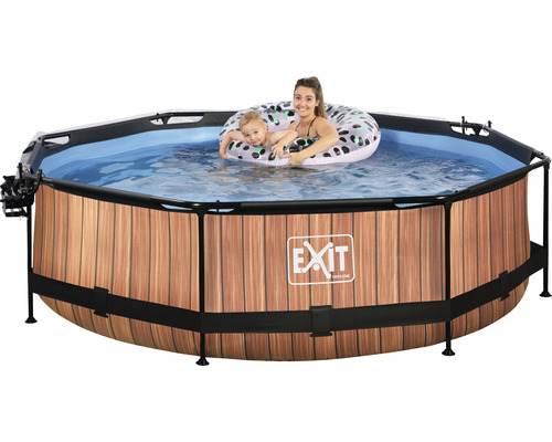 Ovanmarkspool med träpanel och mamma med barn i vattnet