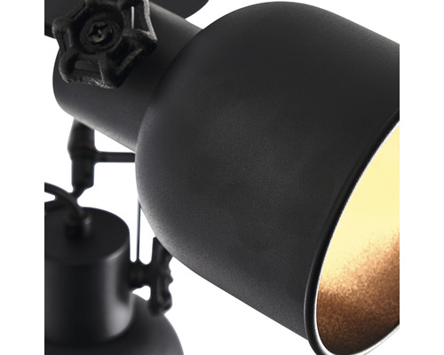 Närbild av en svart taklampa med spot