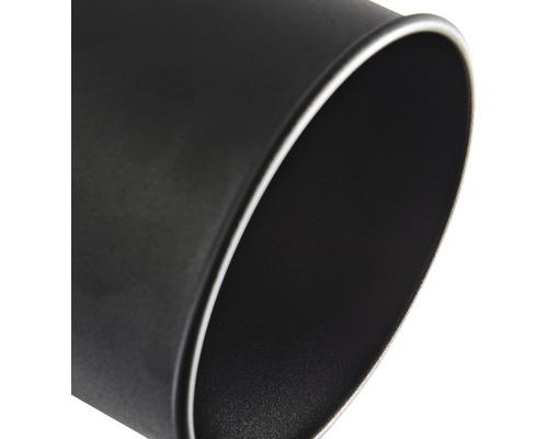 Detaljvy av ett svart rökkanalrör