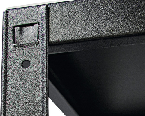 Detaljvy av en metallhylla med perforering