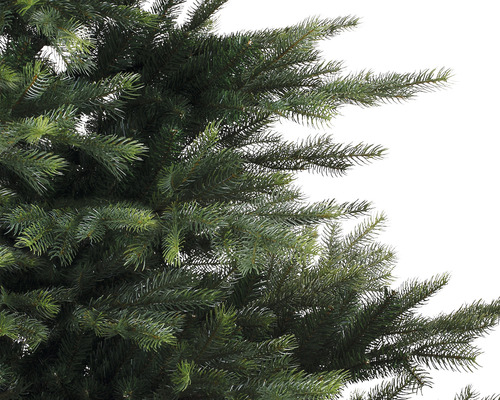 Detaljbild av en konstgjord julgran med gröna barr