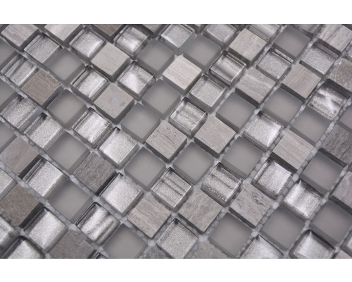 Mosaikplattor av glas och natursten