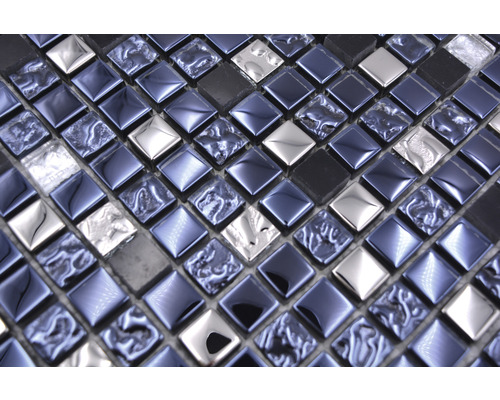 Närbild av blå, silverfärgade och svarta mosaikplattor