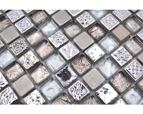 Mosaikplattor av glas och sten