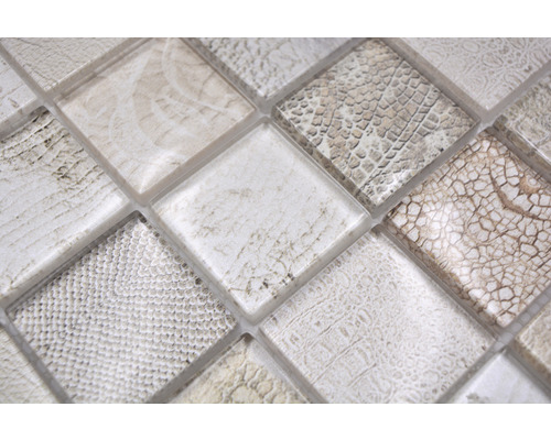 Närbild av mosaikplattor med olika texturer