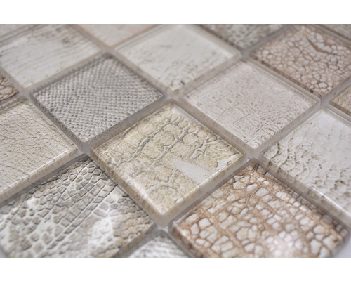 Närbild av mosaikplattor med reptilmönster