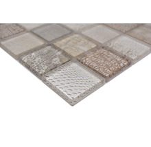 Mosaikplatta av glas och sten med kvadratiska element