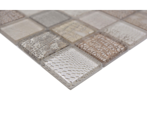 Mosaikplatta av glas och sten med kvadratiska element