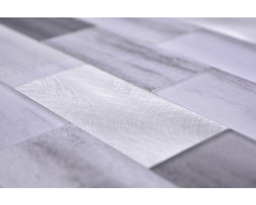 Mosaikplattor av glas och metall