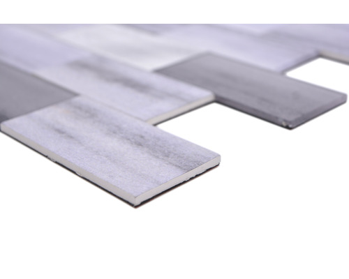 Närbild av självhäftande väggplattor i fiskbensmönster