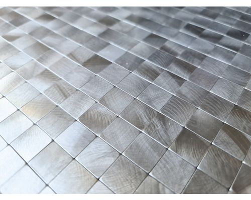 Närbild av fyrkantiga metallplattor