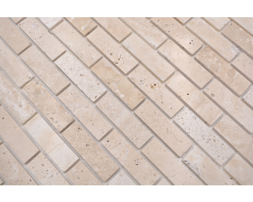 Närbild av naturstensmosaikplattor i tegelstensmönster