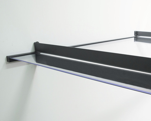 Skärmtak med stöd monterat på en vägg