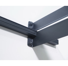 Närbild av ett grått terrasstak på en vägg