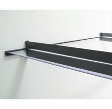 Tak med klar glasskiva och mörk metallram på en vägg