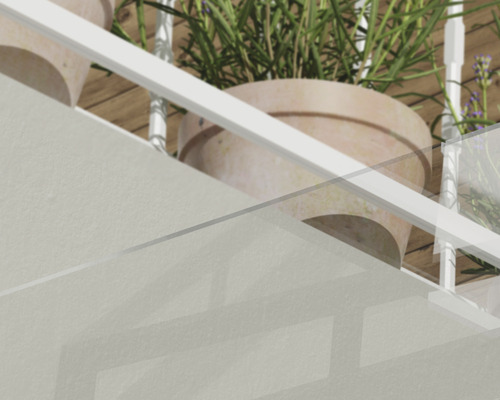 Närbild av växter i terrakottakrukor på en hylla.