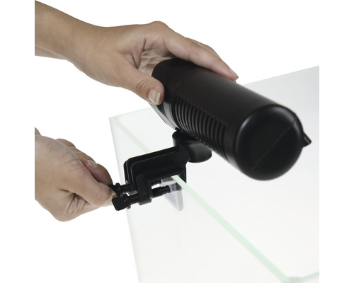 Akvariefilter med fäste fastsatt på akvarium