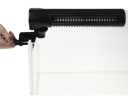 Akvariumvärmare med klämfäste fäst vid ett akvarium