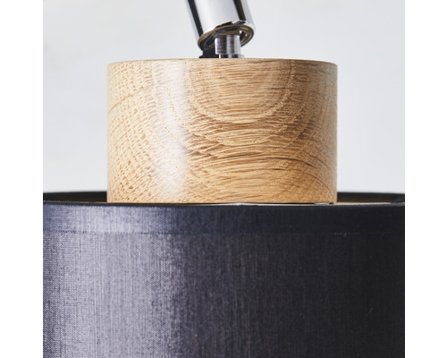 Detalj av en bordslampa med träfot och skärm