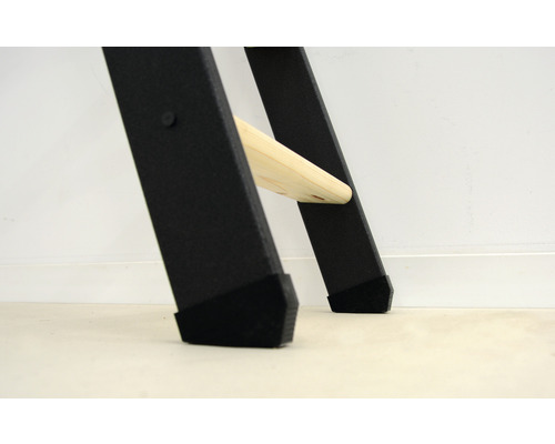 Detalj av en stege med plastfötter och en träsprosse