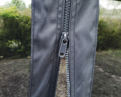 Detalj av dragkedja på ett myggnät