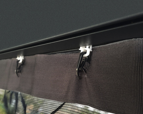 Detaljvy av en paviljongfästanordning med klämmor och textilpaneler
