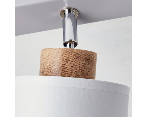 Närbild av en taklampa med träfot och tygskärm