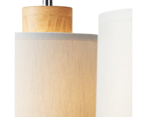 Närbild av en lampa med träfot och lampskärm