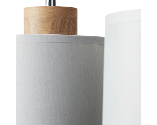 Detaljvy av en lampa med tygskärm och träelement