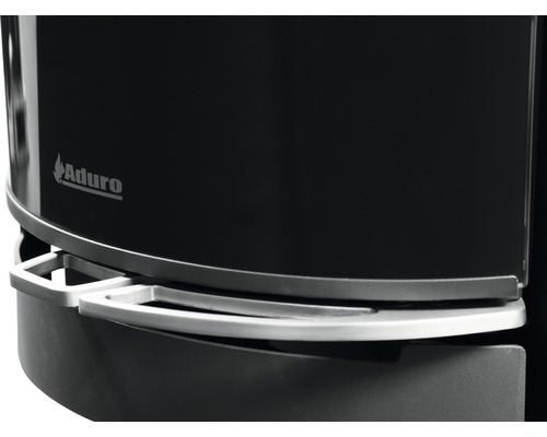 Detaljvy av en kamin med Aduro-logotyp