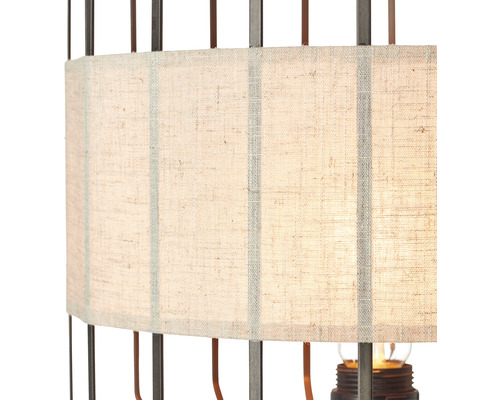 Närbild av en bordslampa med tygskärm och metallram