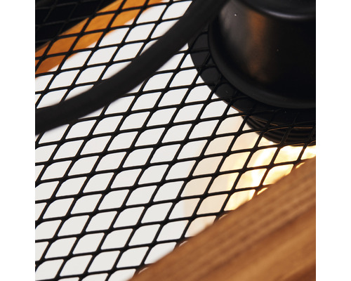 Detaljbild av en lampa med metallgaller och träelement