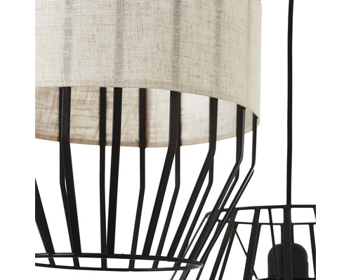 Detaljvy av en hänglampa med lampskärm och metallram.