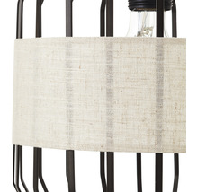 Detaljvy av en lampa med tygskärm och metallram