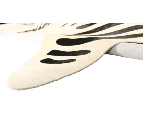 Detaljvy av en matta med zebramönster.