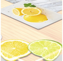 Citron- och limeskivor med citroner och mynta på en tallrik