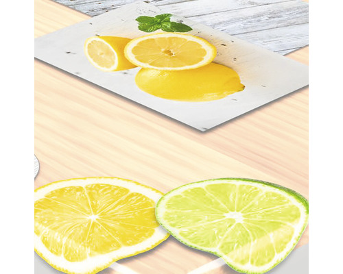 Citron- och limeskivor med citroner och mynta på en tallrik