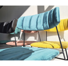 Flera stoppade stolar med metallben står i rummet.