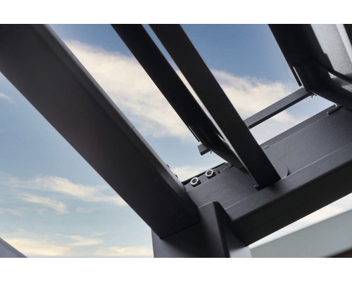 Detaljvy av ett terrassöverdrag i aluminium mot en blå himmel.