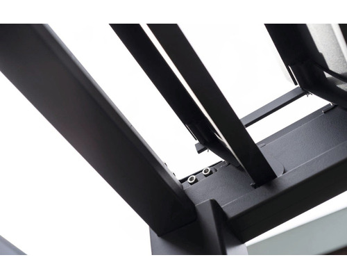 Detaljvy av en pergola med metallstruktur och skruvförband